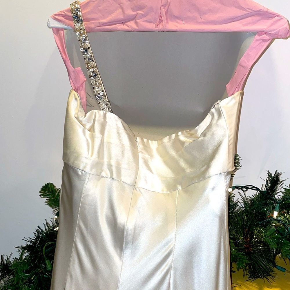 One strap gown - Picture 5 of 7
